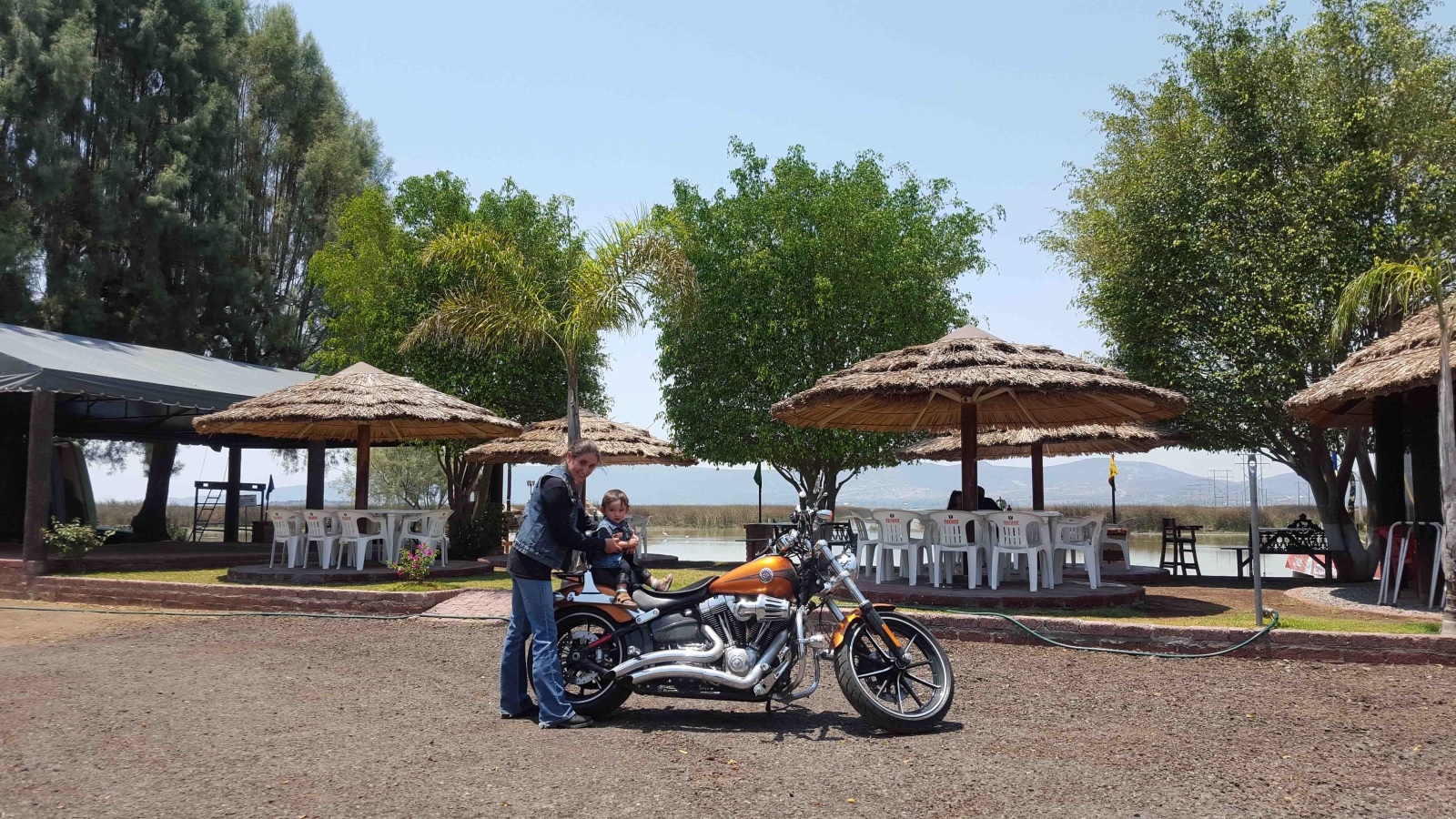 Dentro del Restaurant Hermanos Reyes y el Lago de Cuitzeo detrás, Cuitzeo