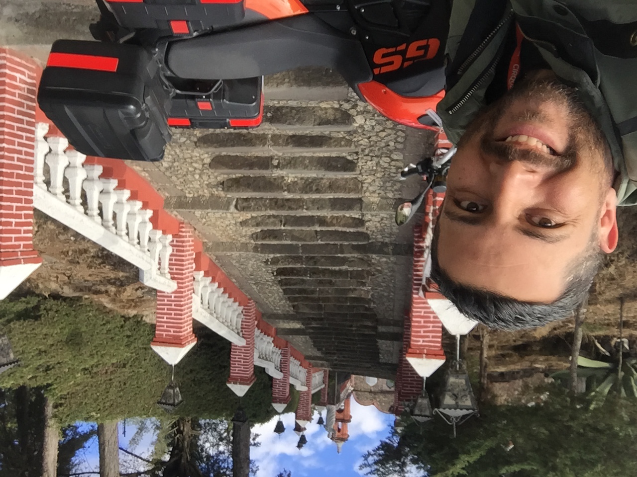 Tarde fría en la ciudad de las esferas.