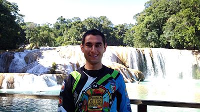 Cascada de agua azul