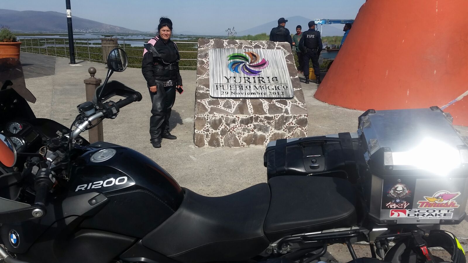 El lago de yuriria y el convento de san agustin