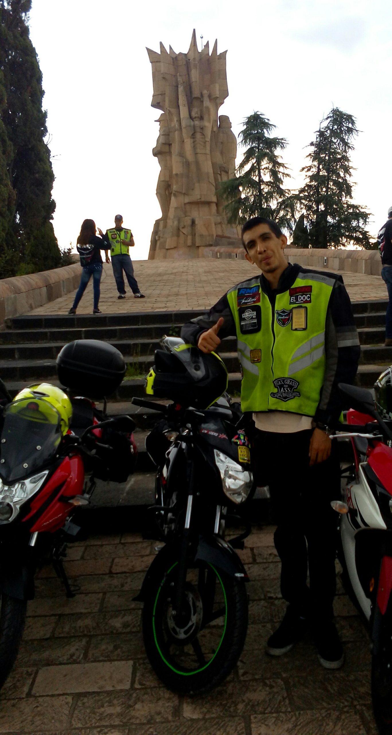 Ahí nomas tras lomita