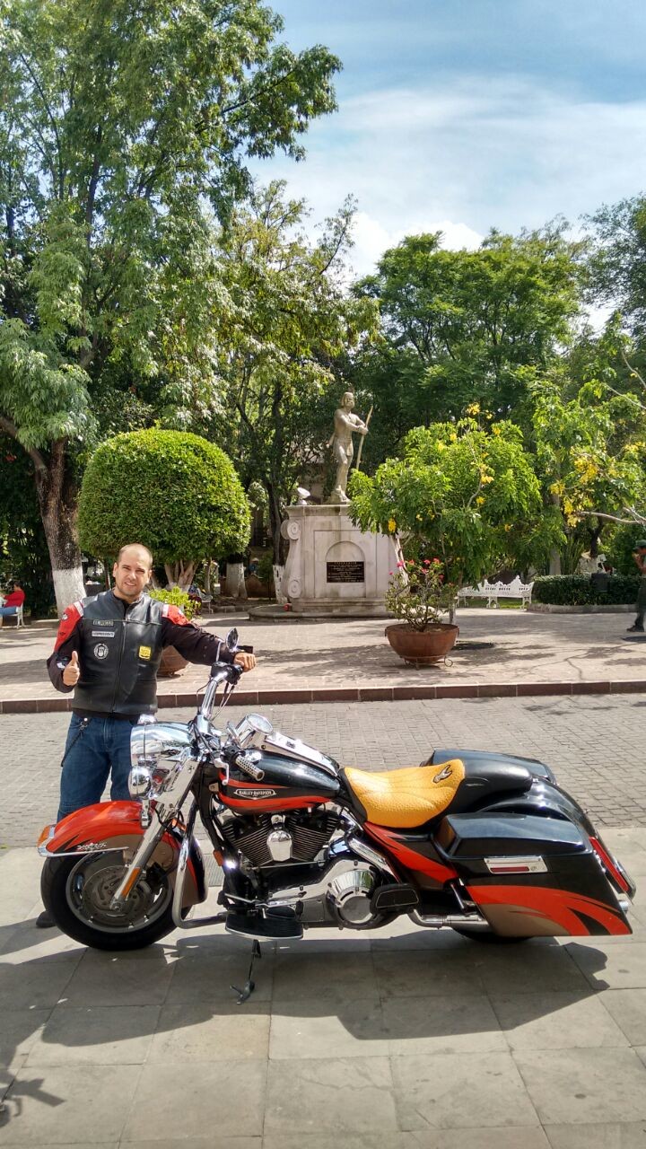 Frente a la estatua de Tenamaxtle