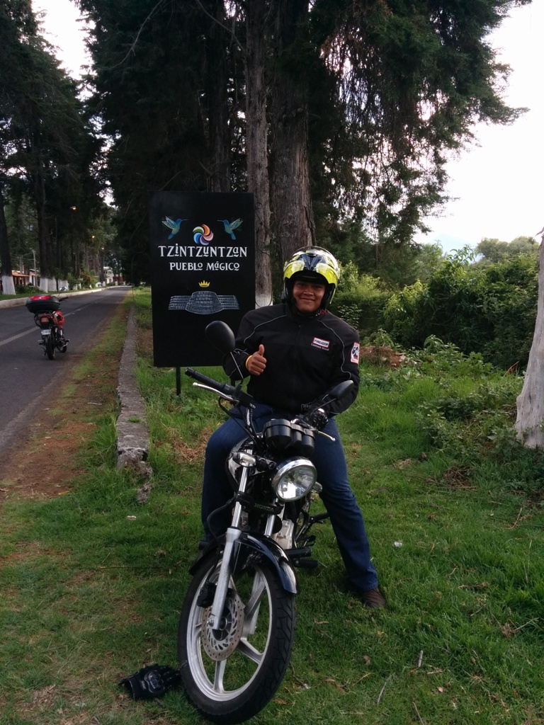 Llegando a Tzintzuntzan