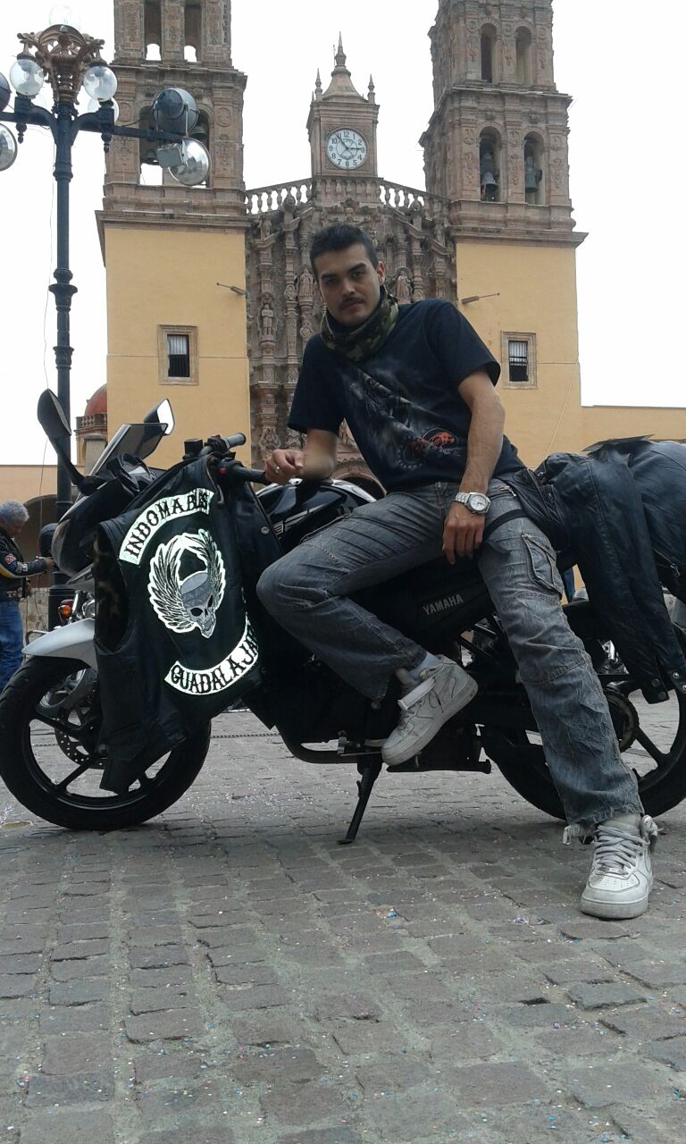 Rodando junto con más de 100 motociclistas