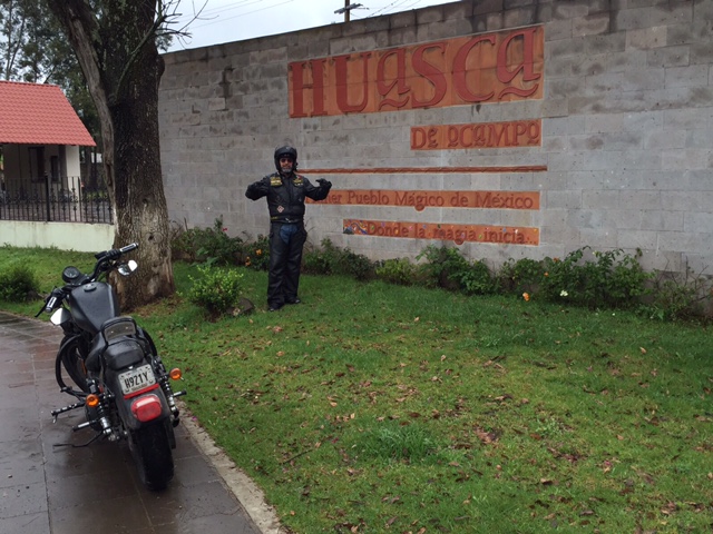 Yo en letrero Huasca de Ocampo