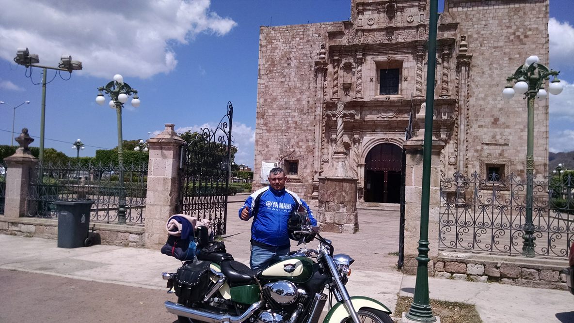 en la puerta de la iglesia