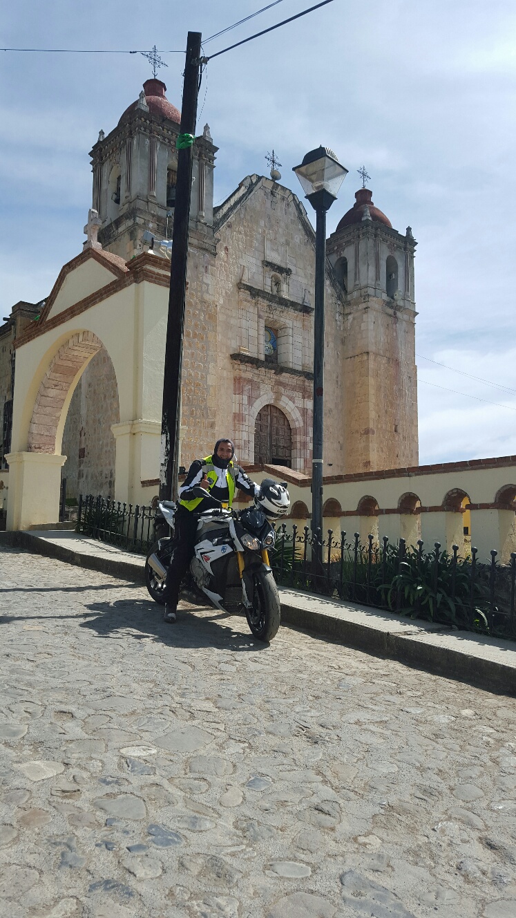 FRENTE A LA IGLESIA