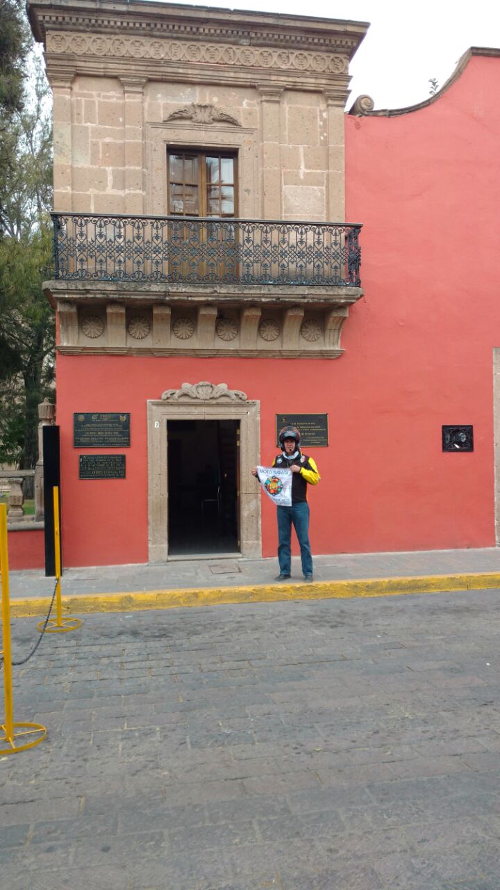 El Chapitel, primera ceremonia del Grito de Dolores, en 1812. Los domingos está cerrada la calle a la circulación vehicular.   No se permite pasar en moto.