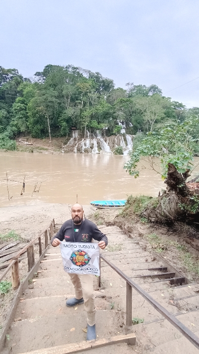 Cascada agua sulfurosa