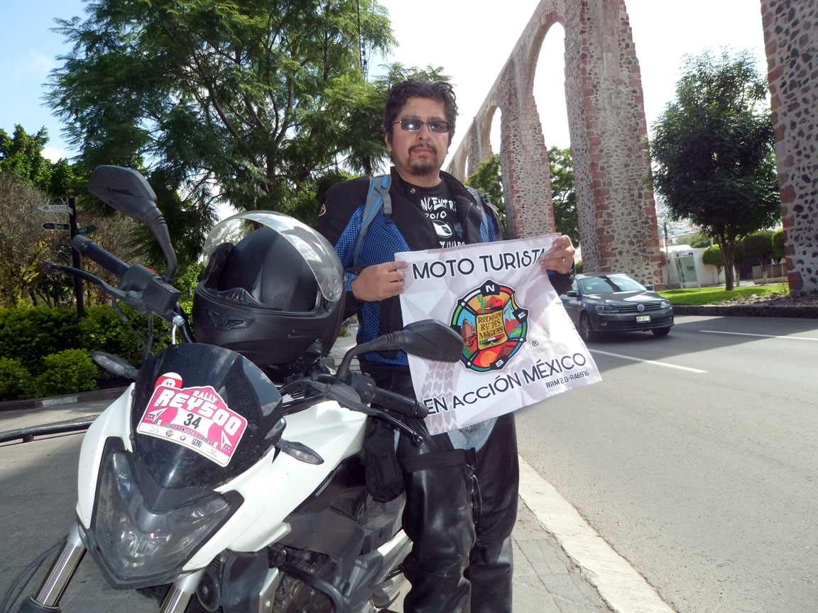 A un lado del Acueducto en Queretaro