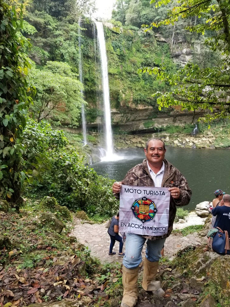 Cascada de agua azul