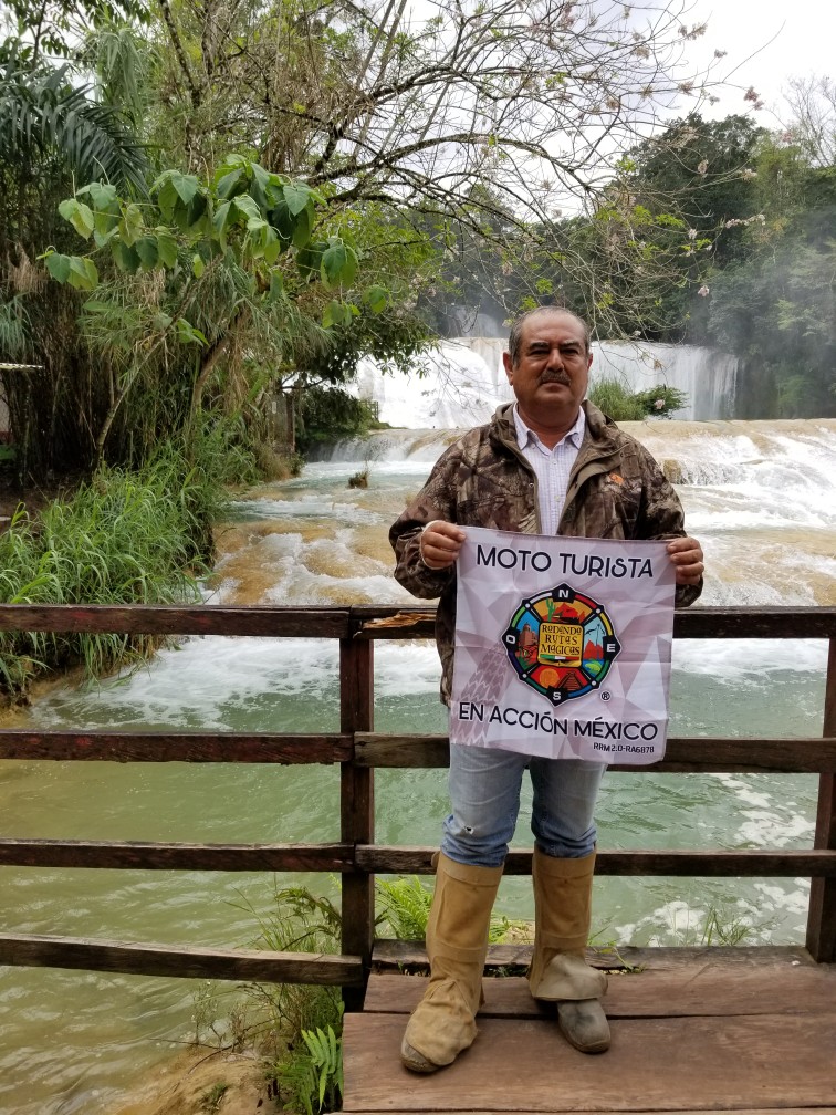 Cascada de agua azul