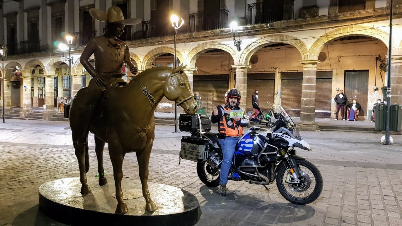 Estatua de Vicente Fernandez