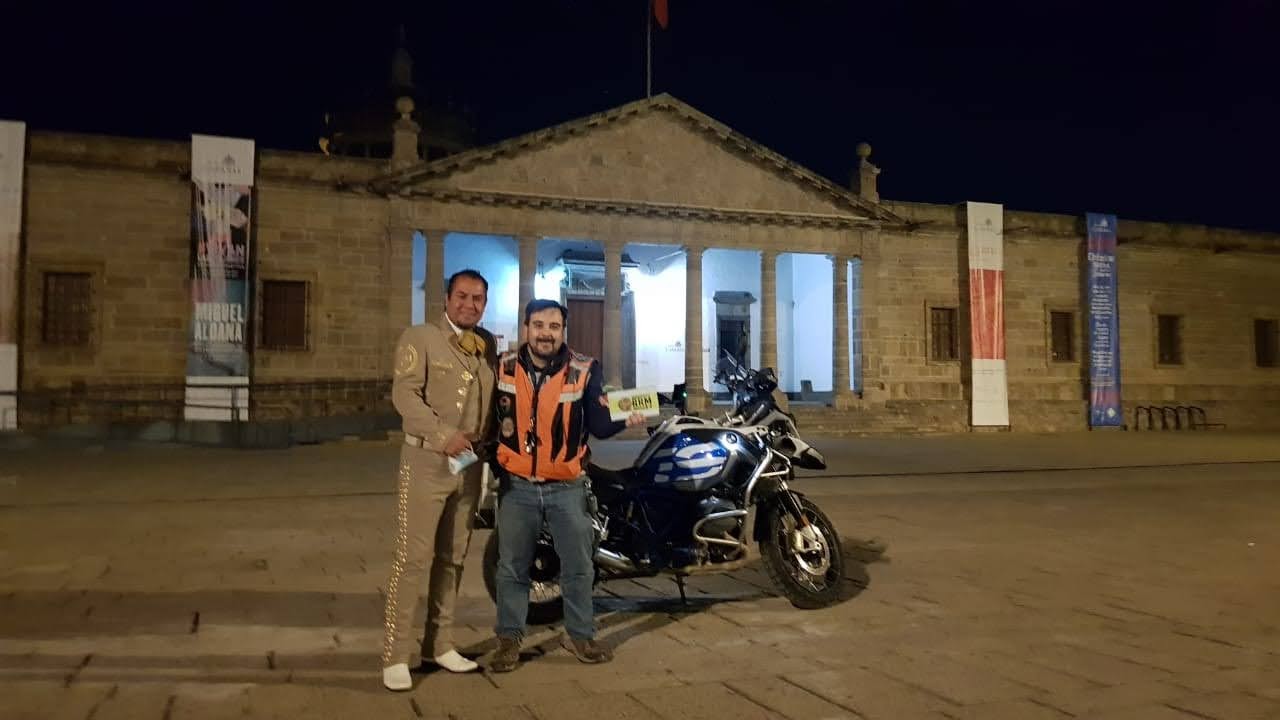 Mariachi frente al ospicio cabañas