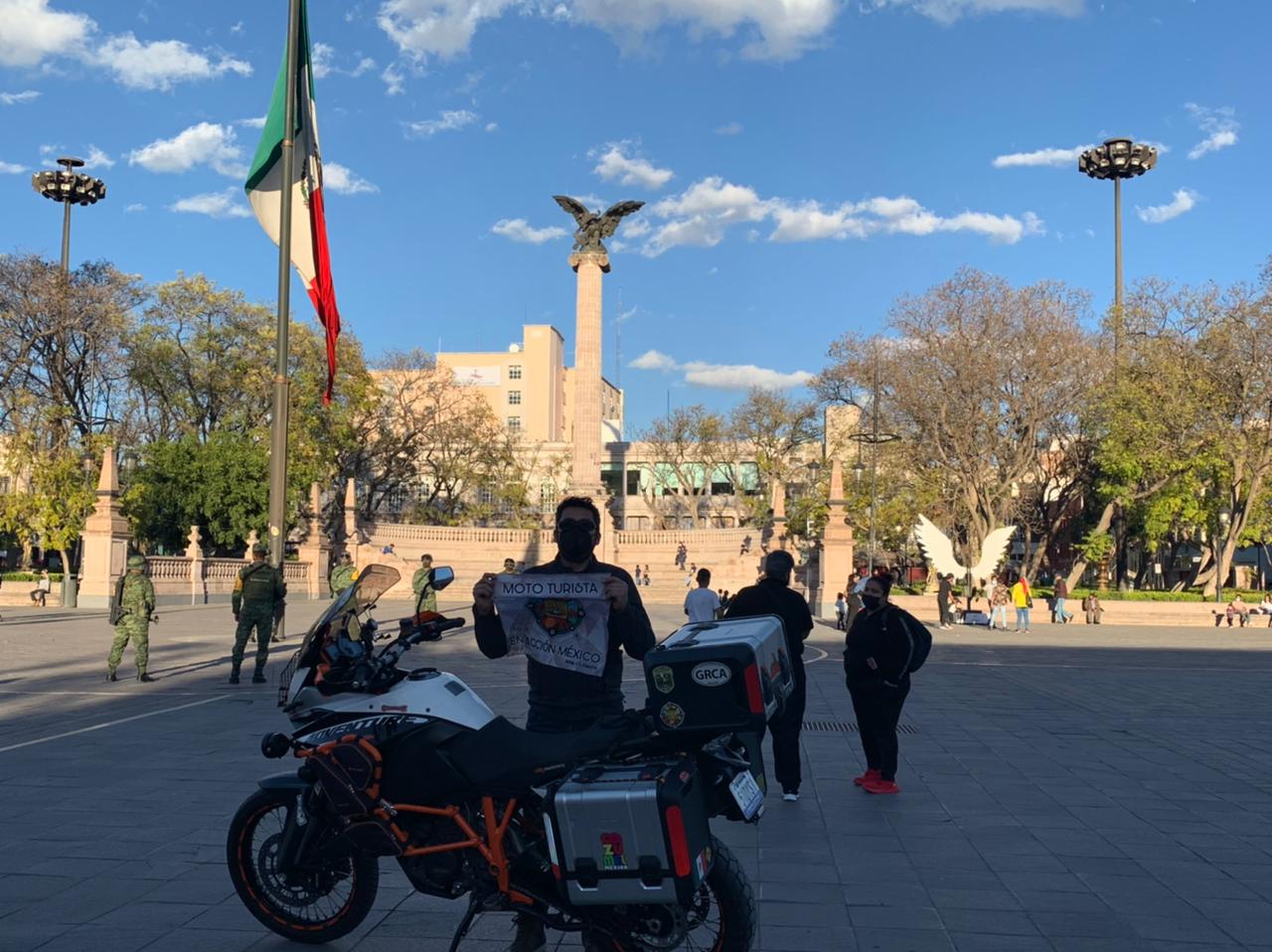 Asta con la bandera izada