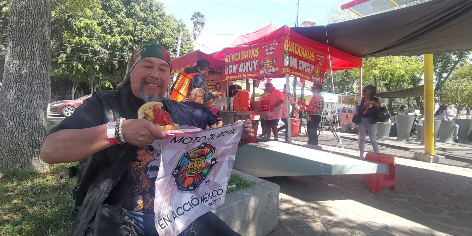 Comiendo una Guacamaya