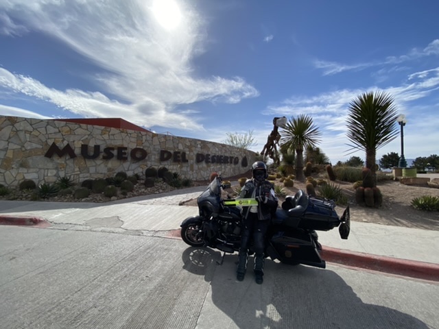 Alesita Biker Museo del desierto