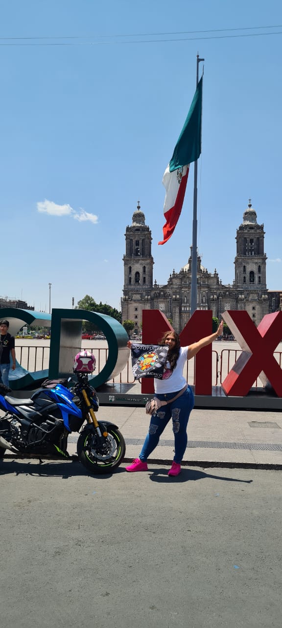 Asta con la bandera izada