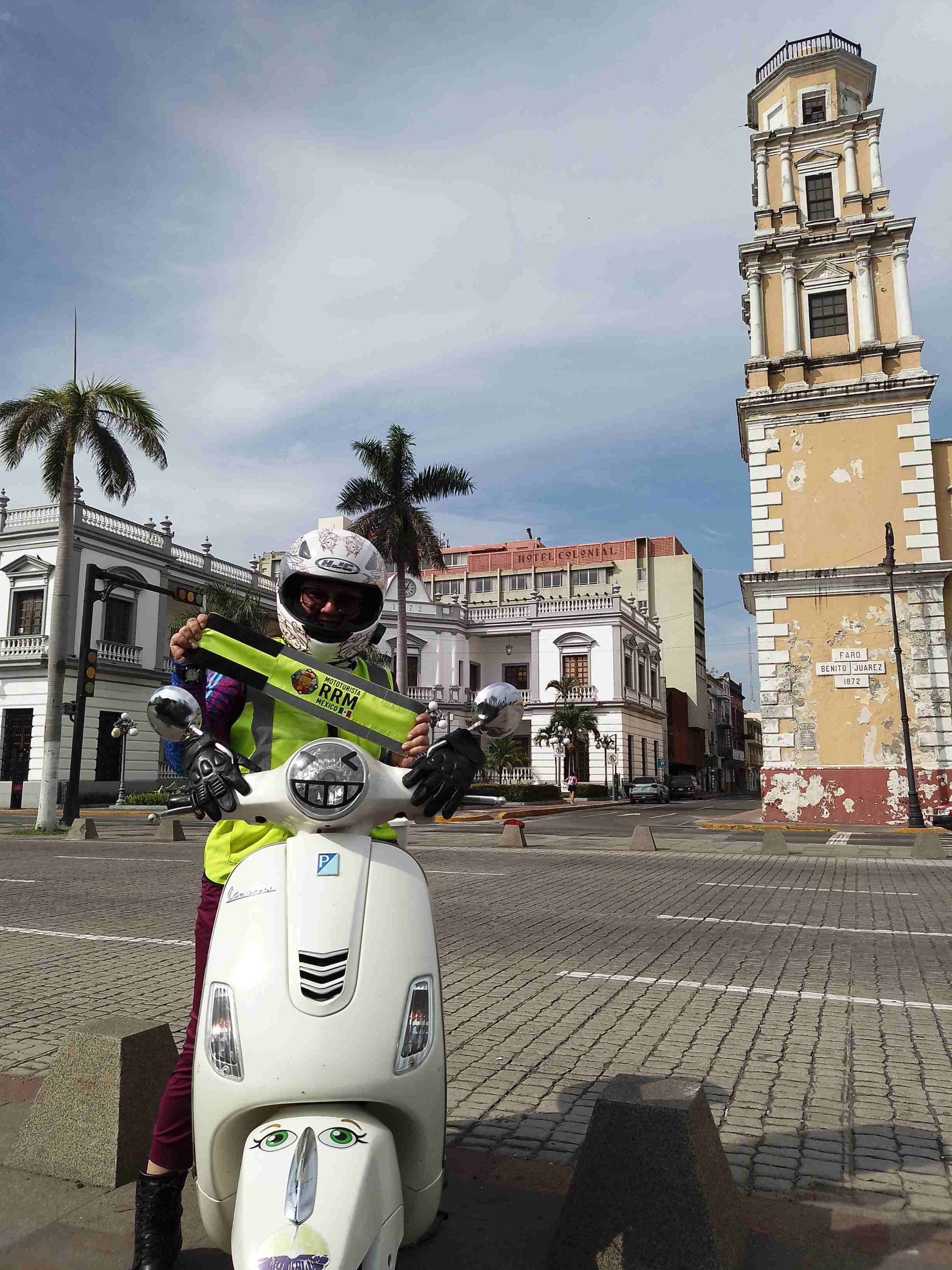 Giulia & Aly en el faro Benito Juarez