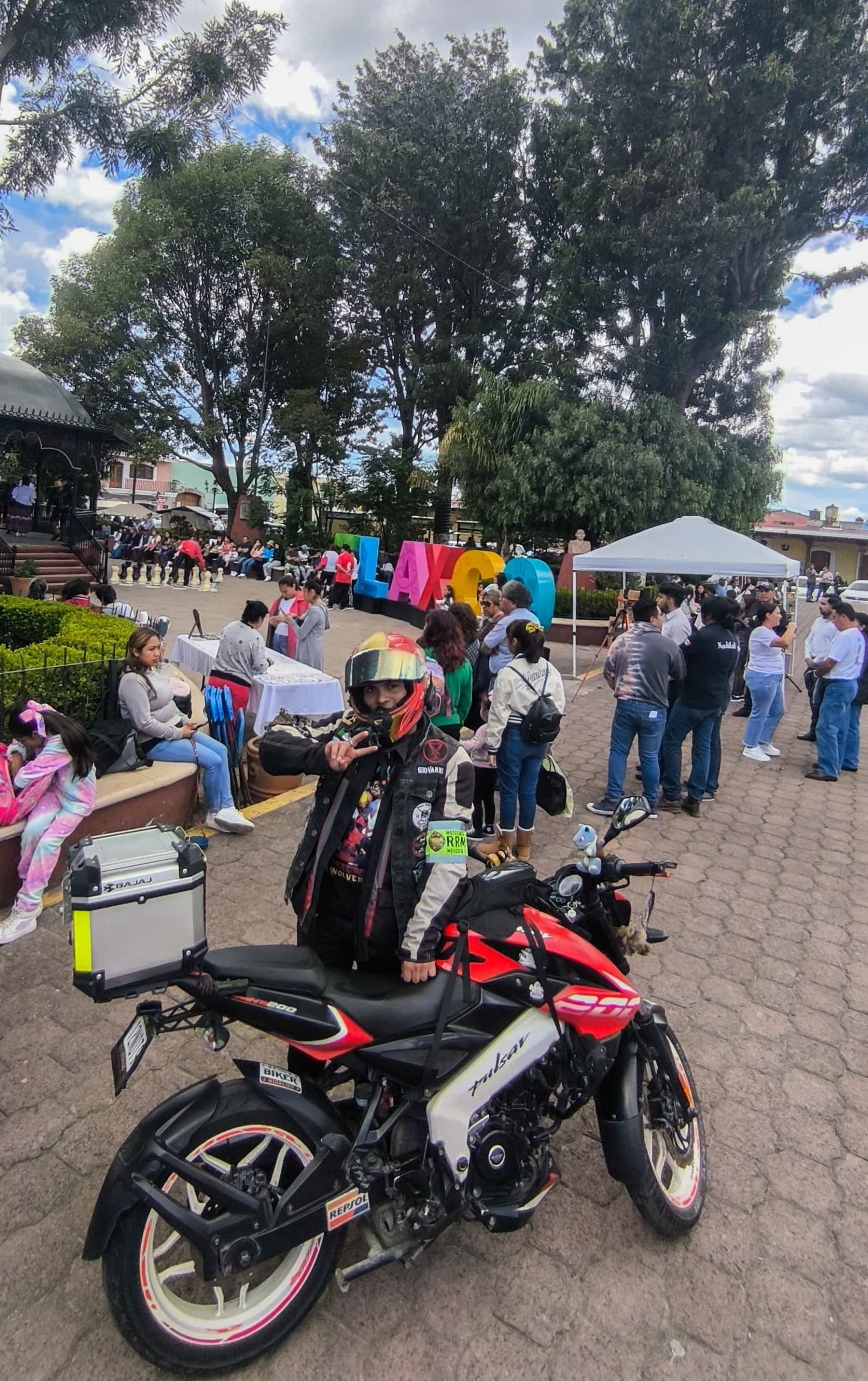 FOTO EN LAS LETRAS DE TLAXCO