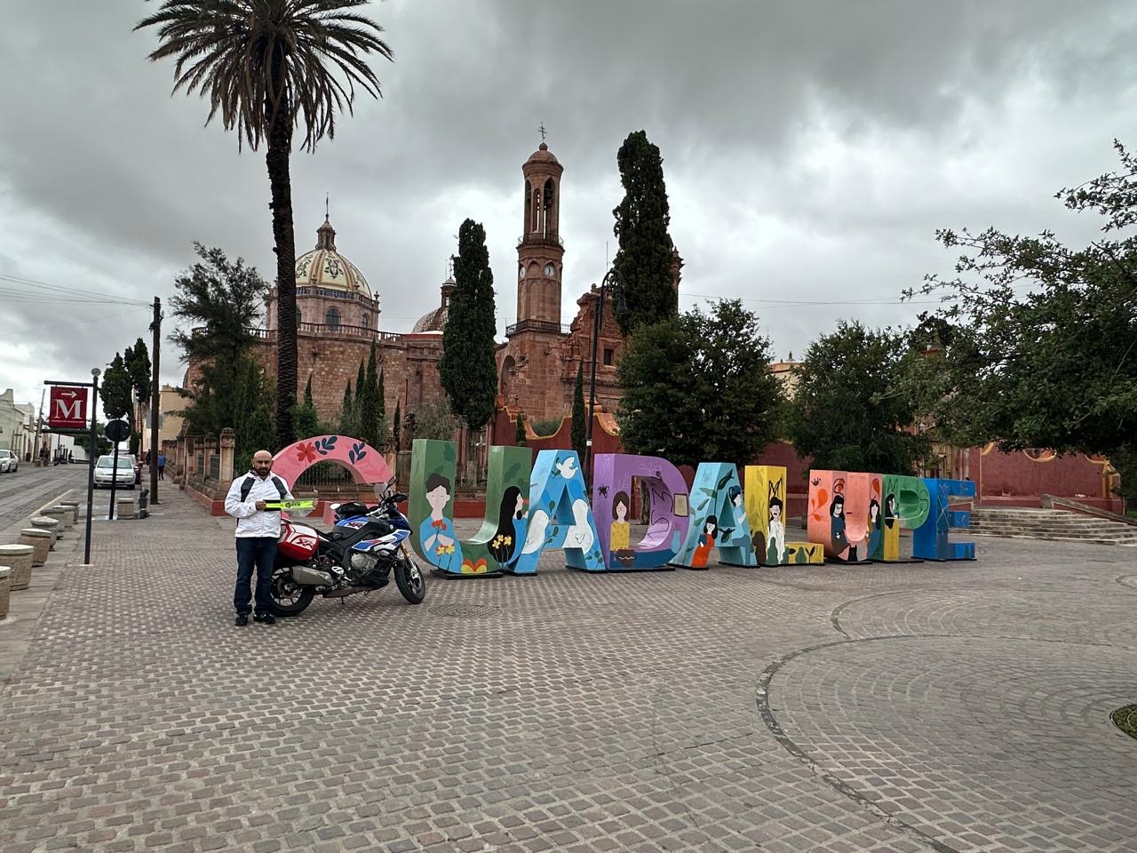 Iglesia con grandes retablos