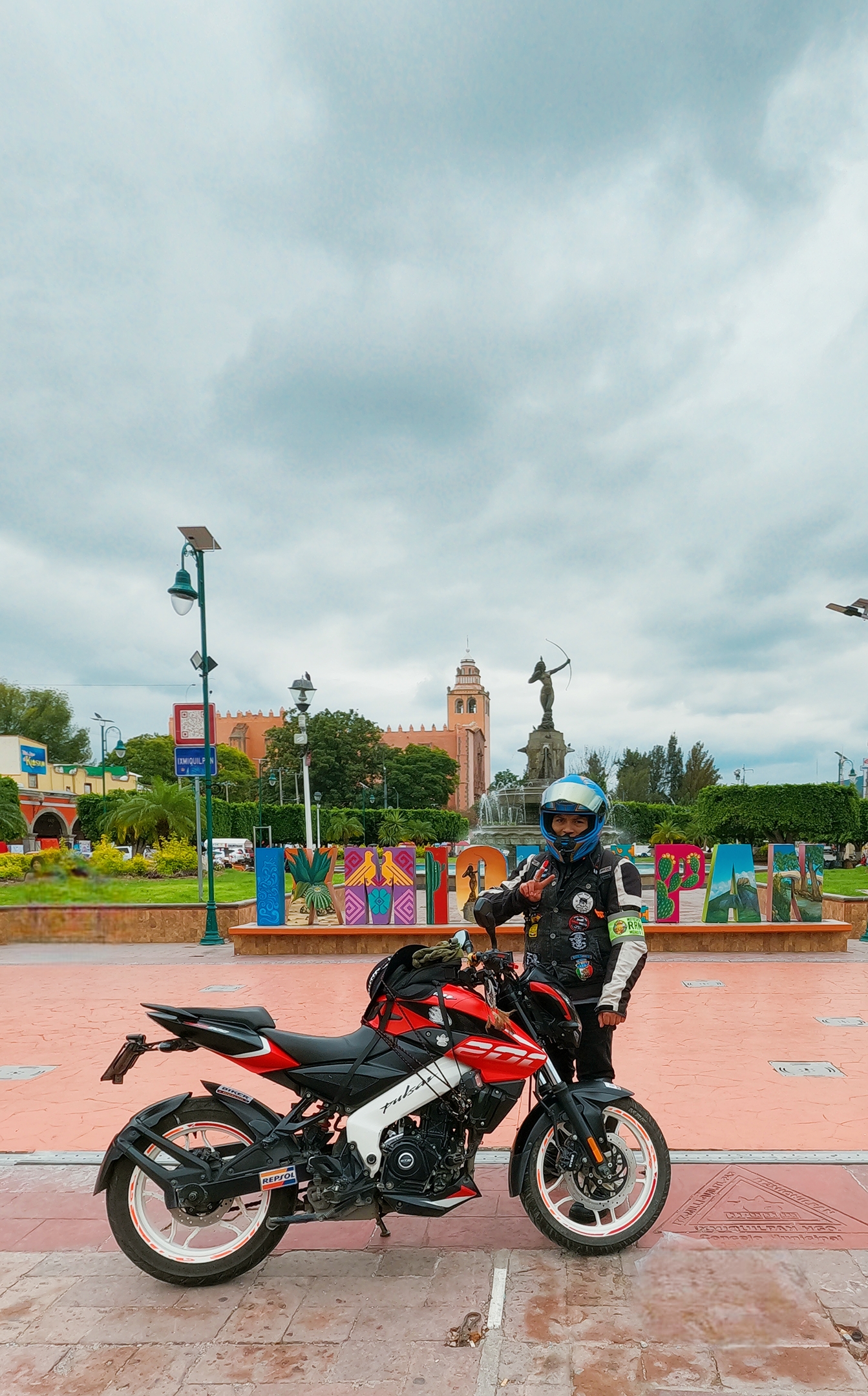 Diana la Cazadora, foto en letras de Ixmiquilpan y de fondo la estatua original