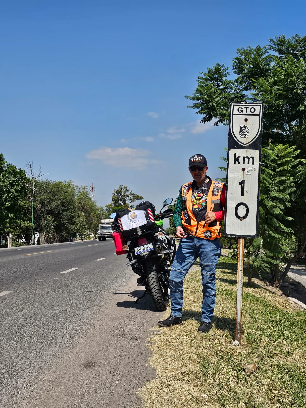 SEÑAL DE KILOMETRS CON EL 10 DEL ANIVERSARIO