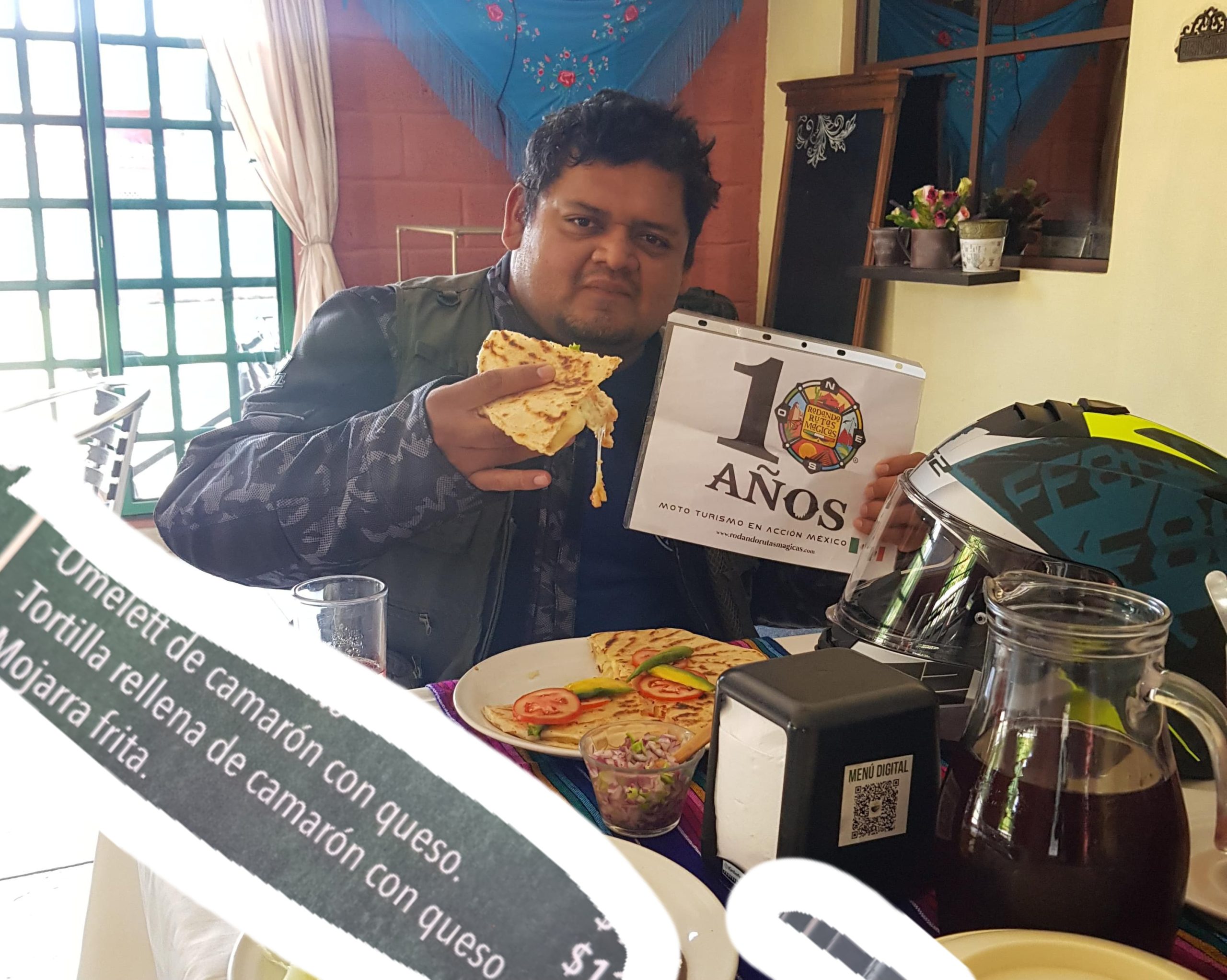 Tomás comiendo Tortilla de yuca rellena de camaron con queso