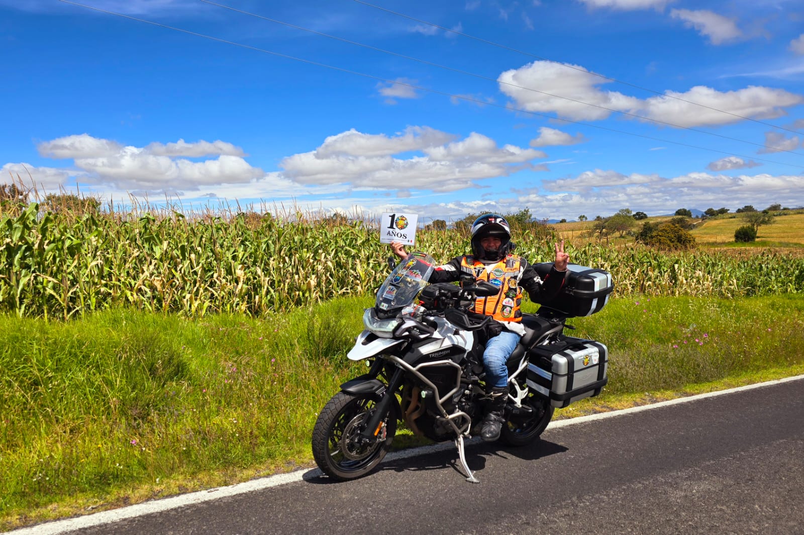 CARRETERA ENTRE CAMPOS DE CULTIVO