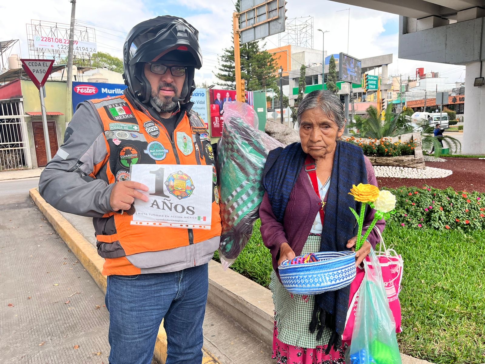 Donación cobija a adulto mayor