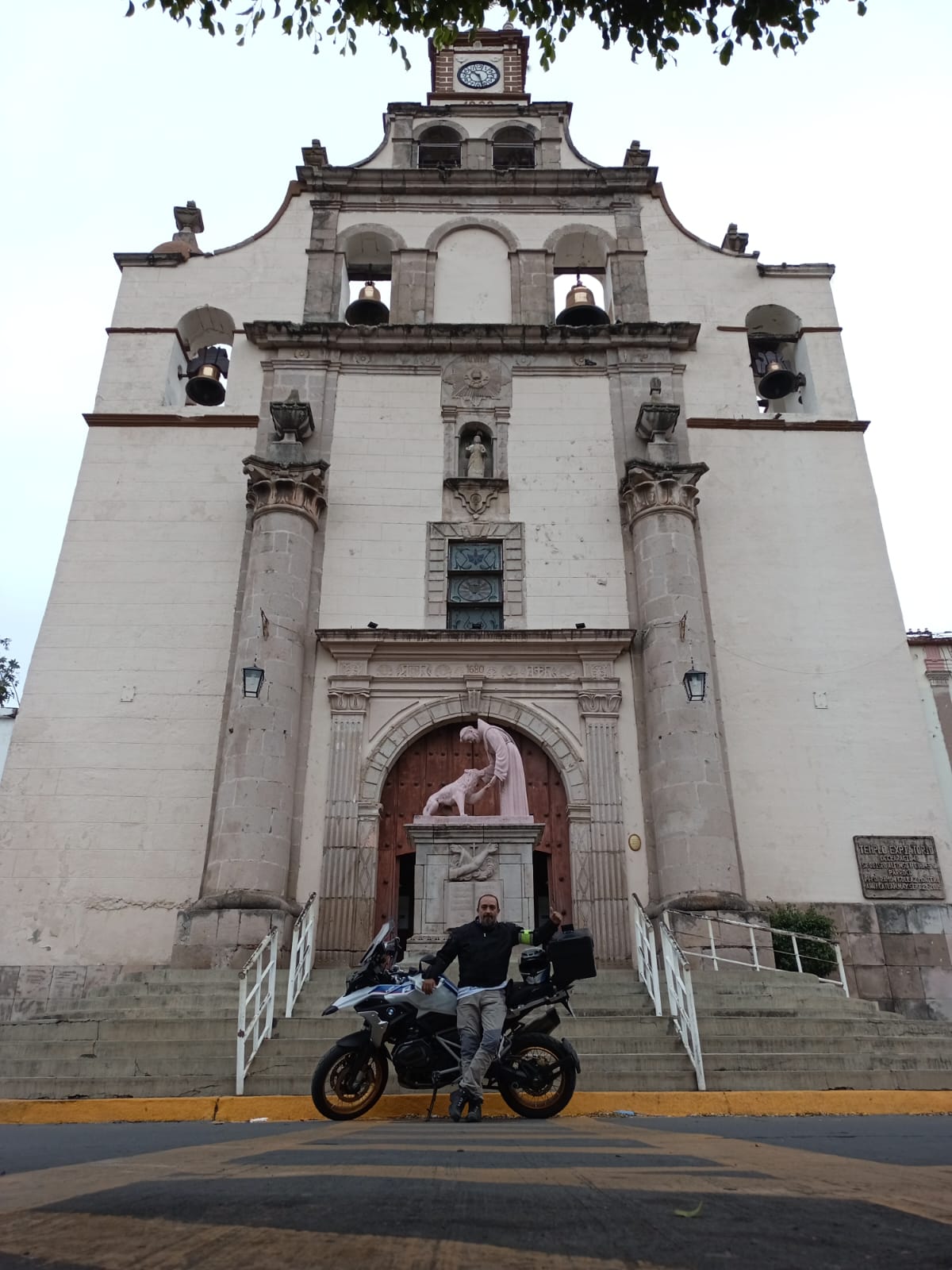 Lucido en moto Ajena