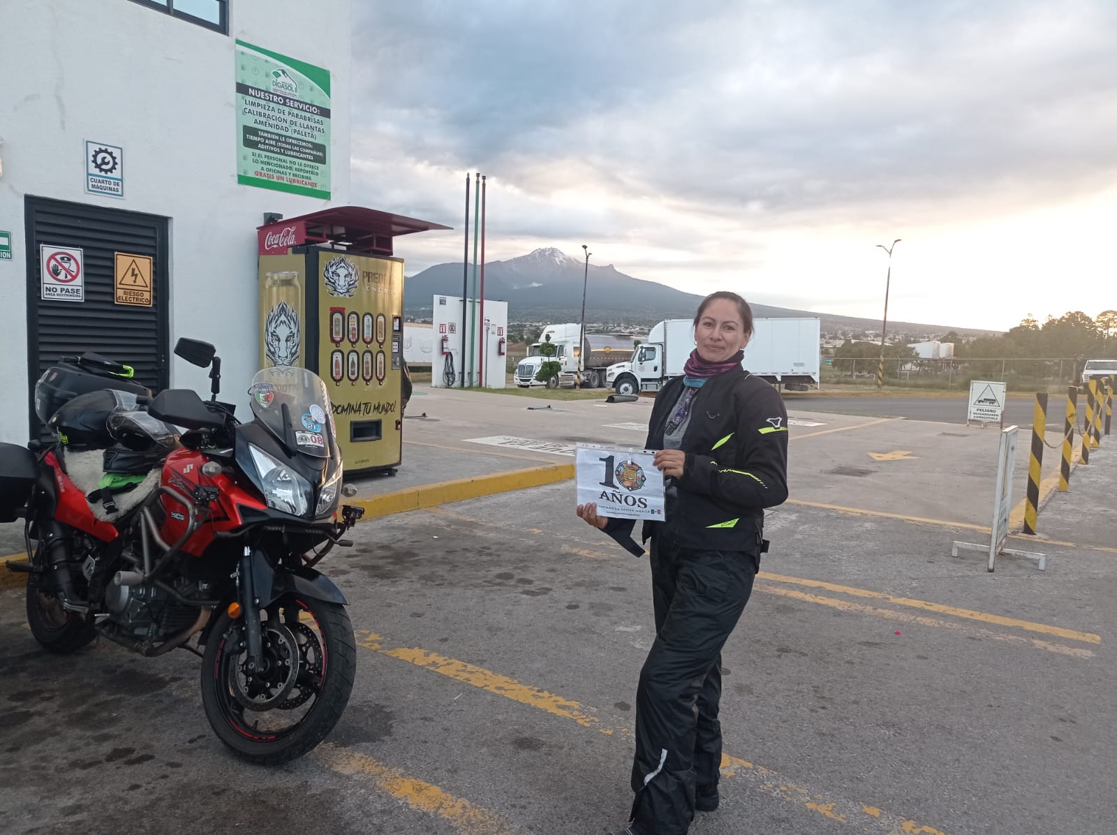 Atardecer espectacular sobre carretera