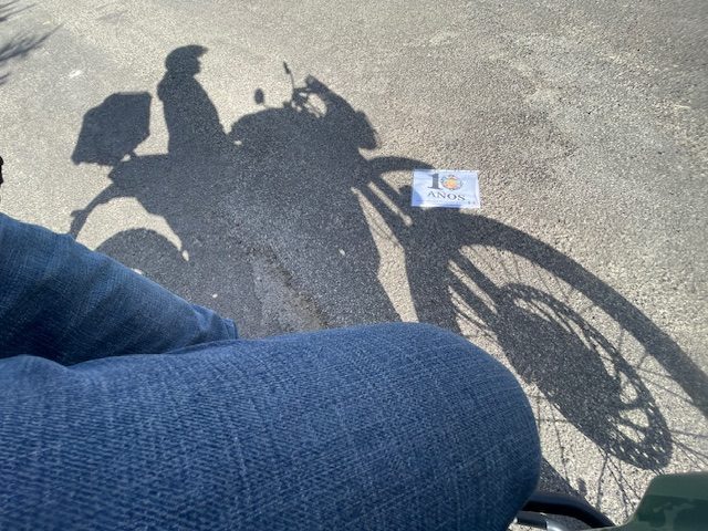 mi sombra en las carreteras de aguascalientes