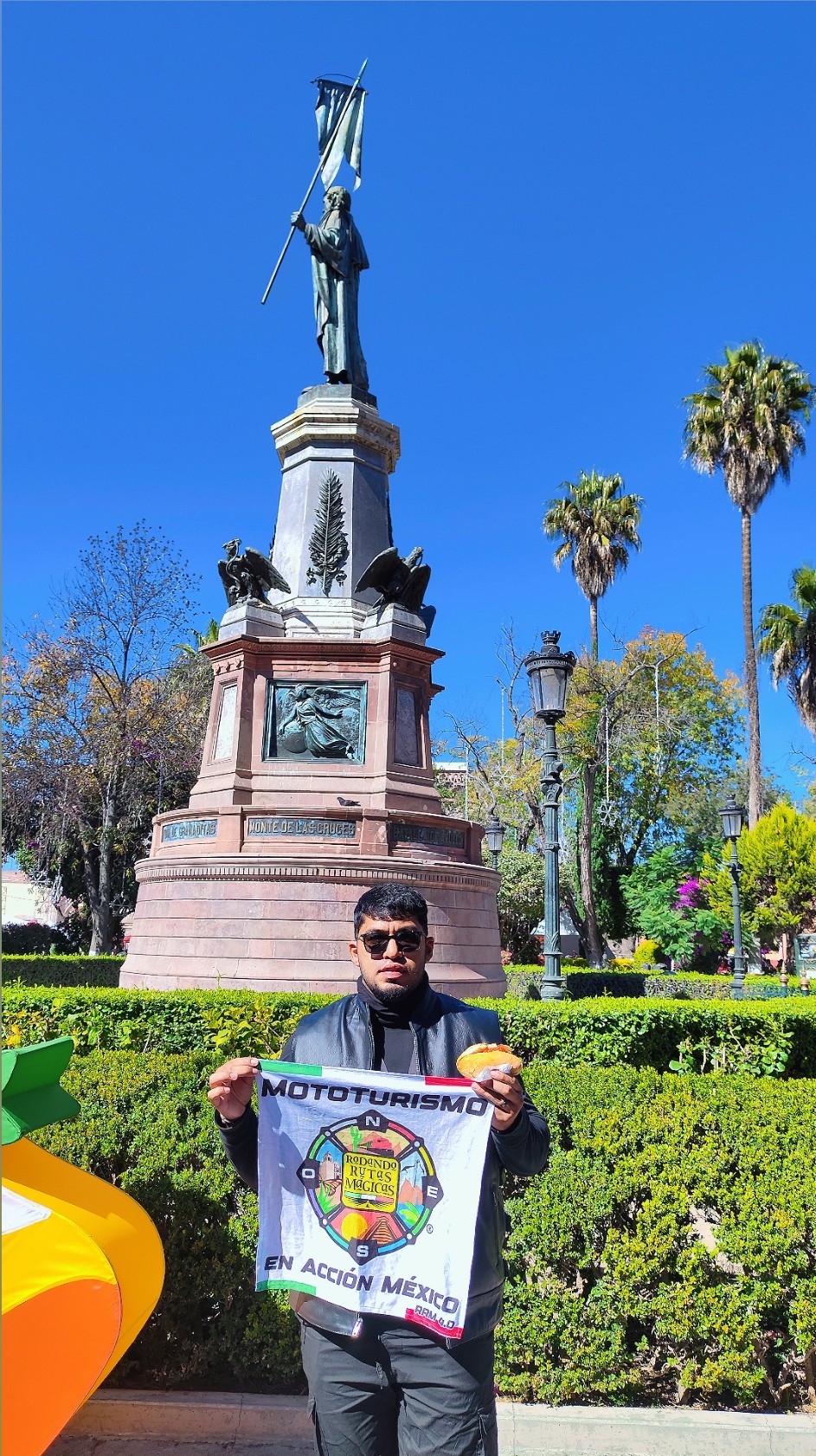 Comiendo una guacamaya en el monumento a Miguel Hidalgo, en Dolores.