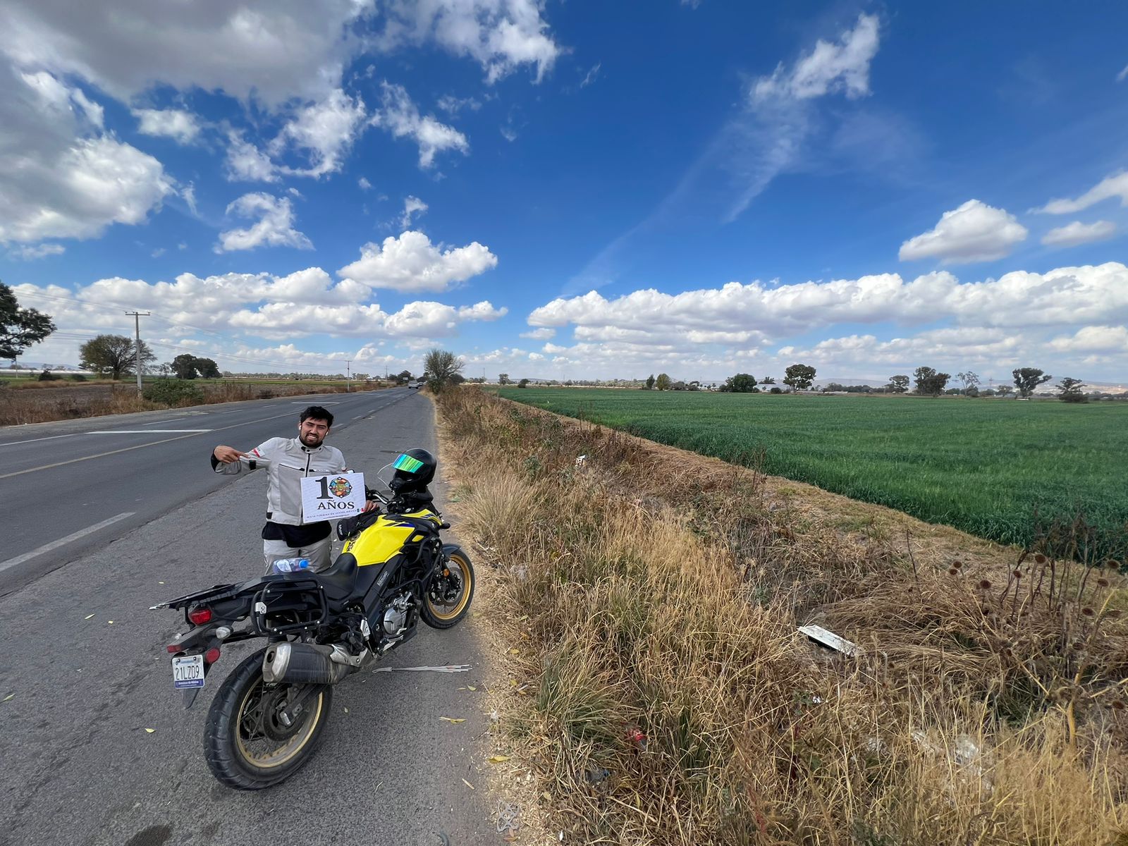 Carretera entre unos lindos campos de cultivo