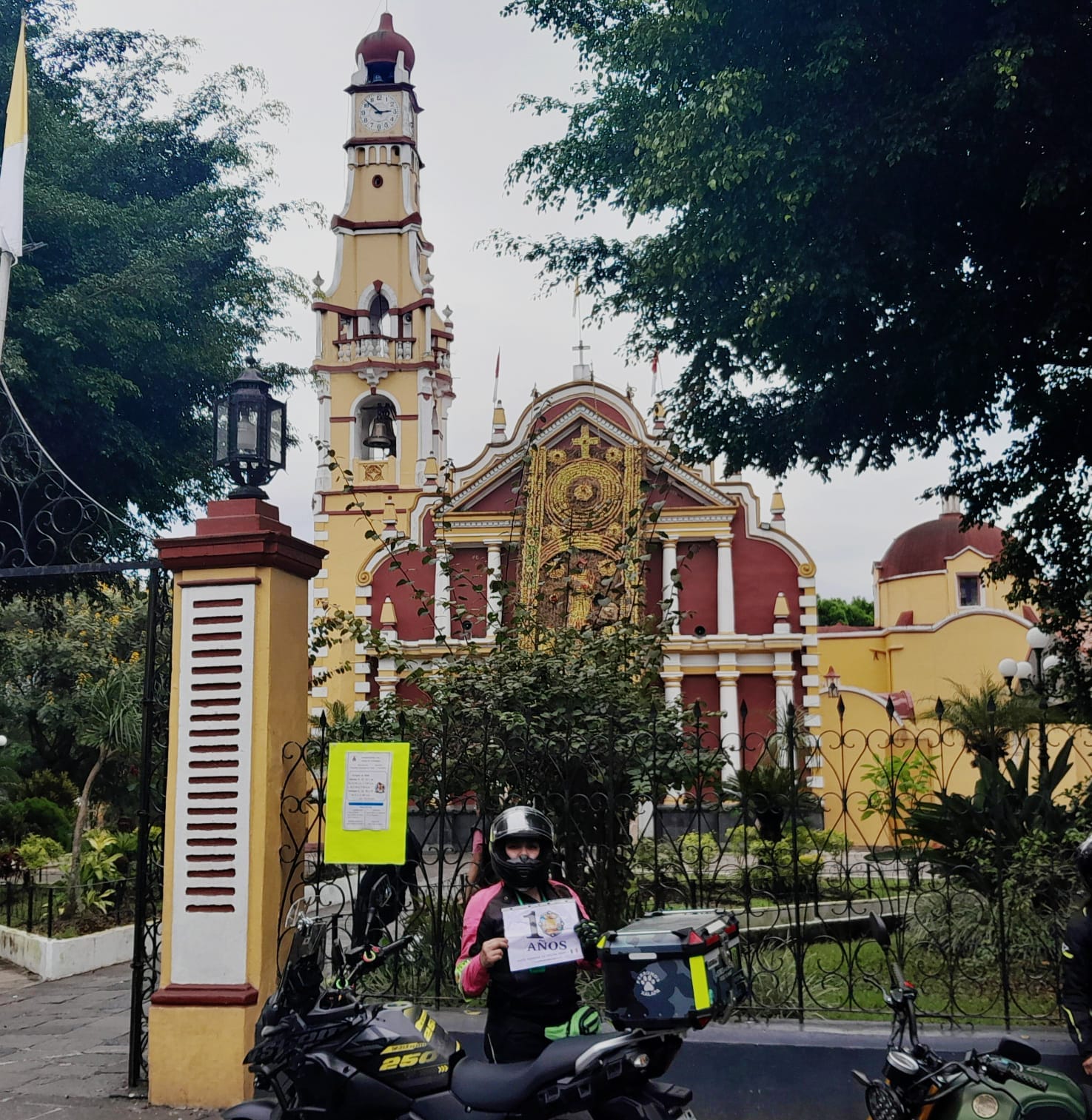 Reloj monumental en torre