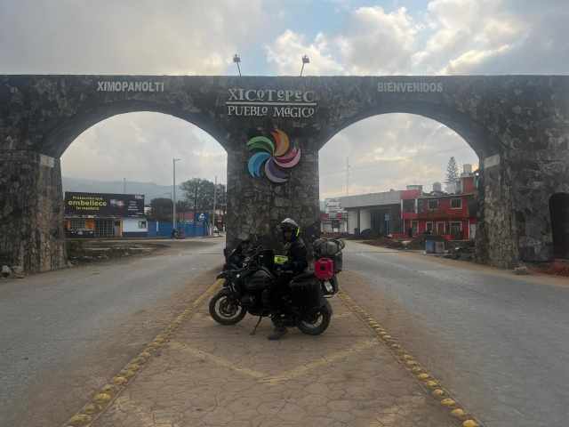 Letras entrada a pueblo