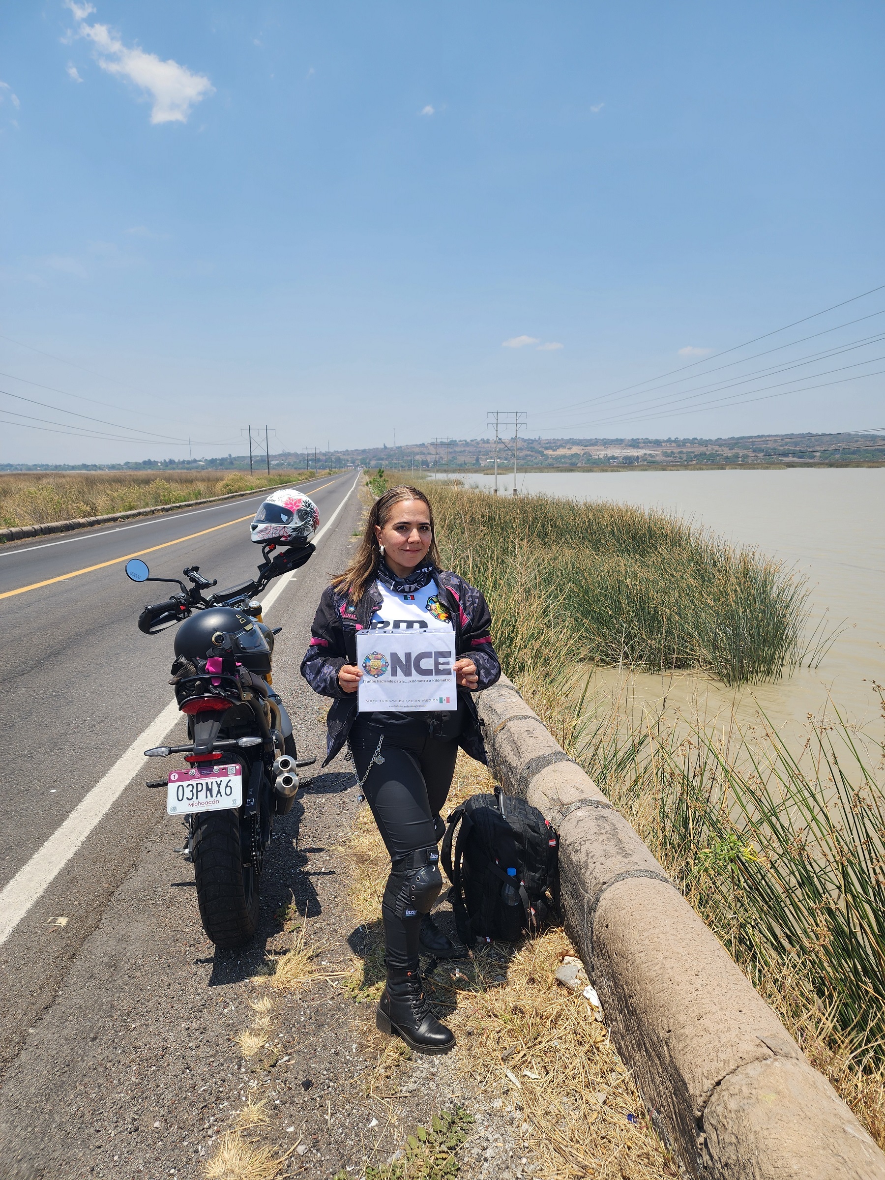 Entre agua y asfalto (Carretera libre cruzando el Lago de Cuitzeo)