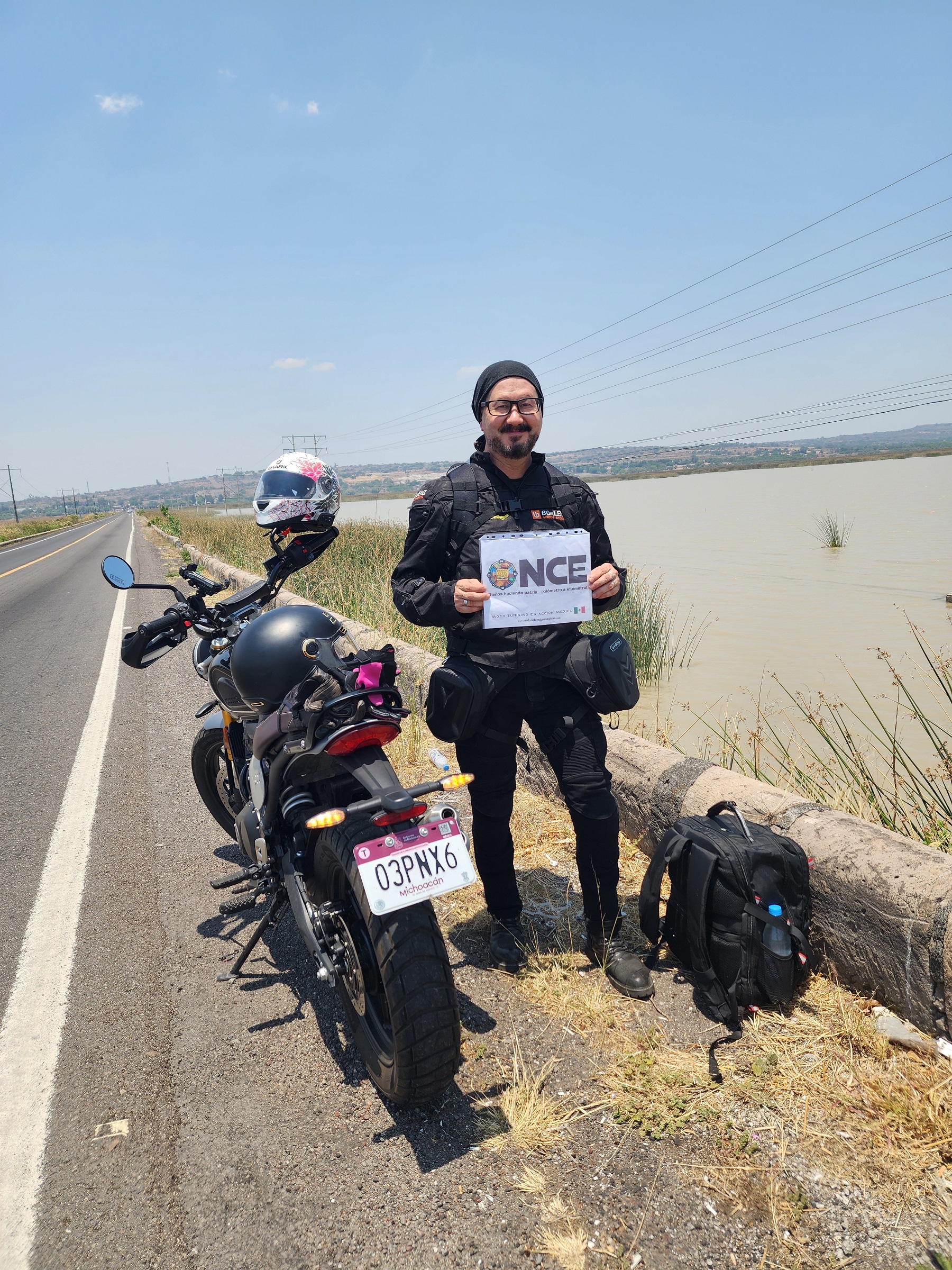 Entre agua y asfalto (Carretera libre cruzando el Lago de Cuitzeo)