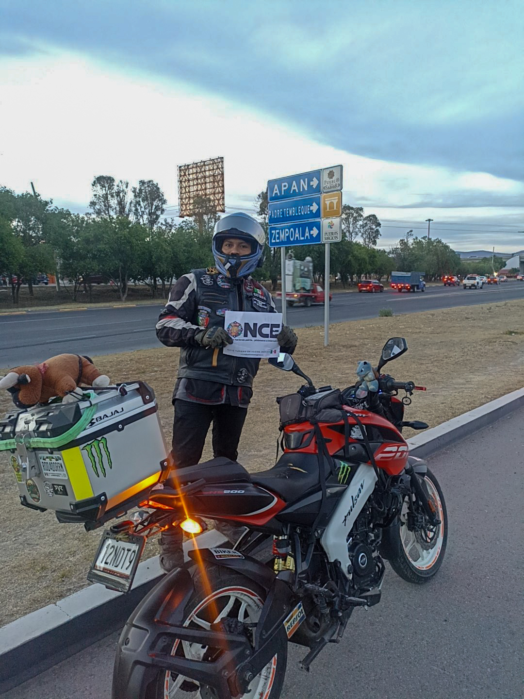 Señalamiento con las letras de Apan con A de Armando