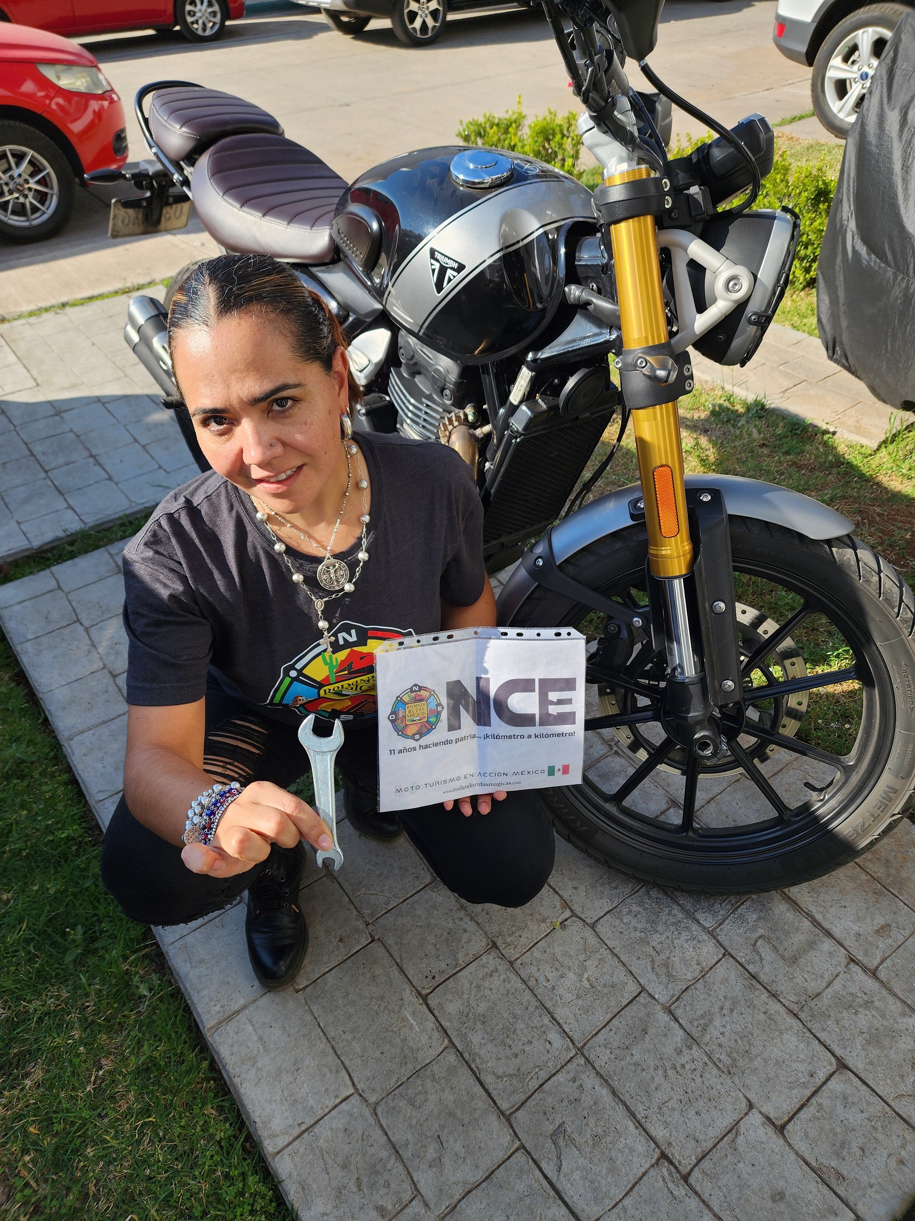 Accesorio o artículo usado en motociclismo (herramienta): Llanta y Llave