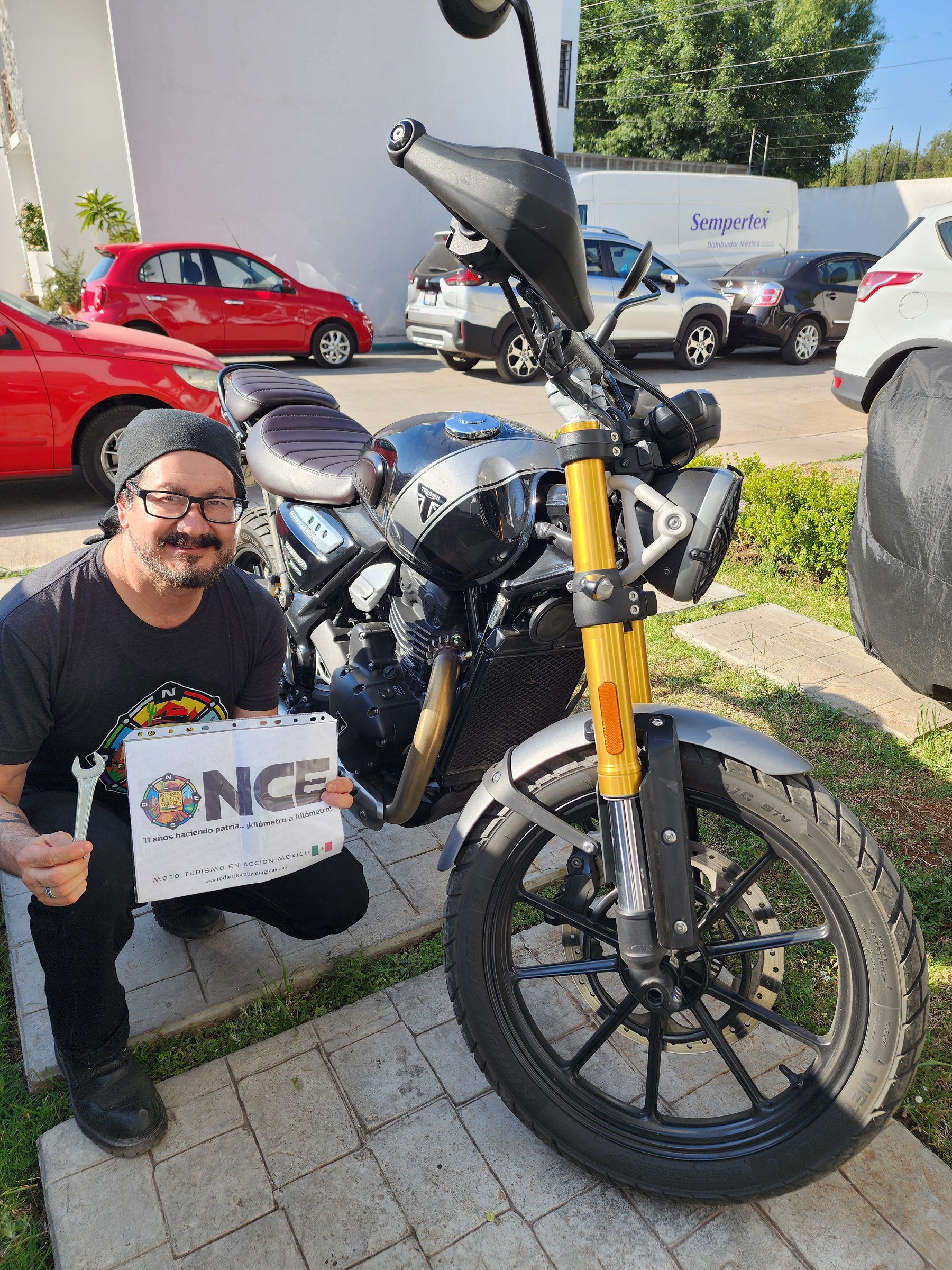 Accesorio o artículo usado en motociclismo (herramienta): Llanta y Llave