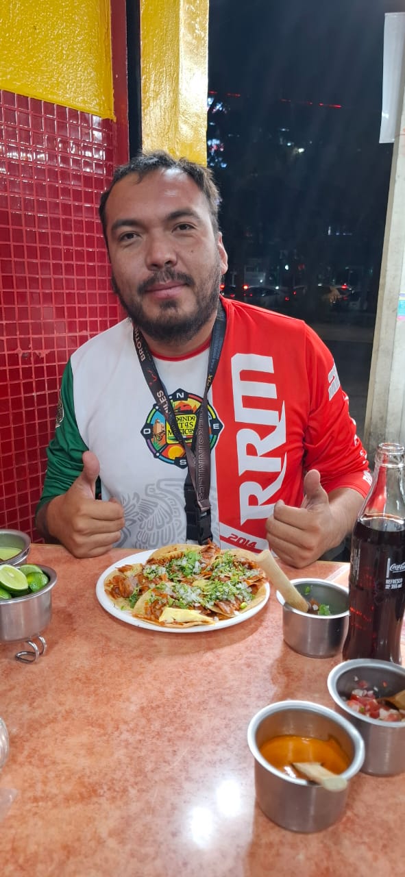 Comiendo en las calles extrañas de la gran ciudad