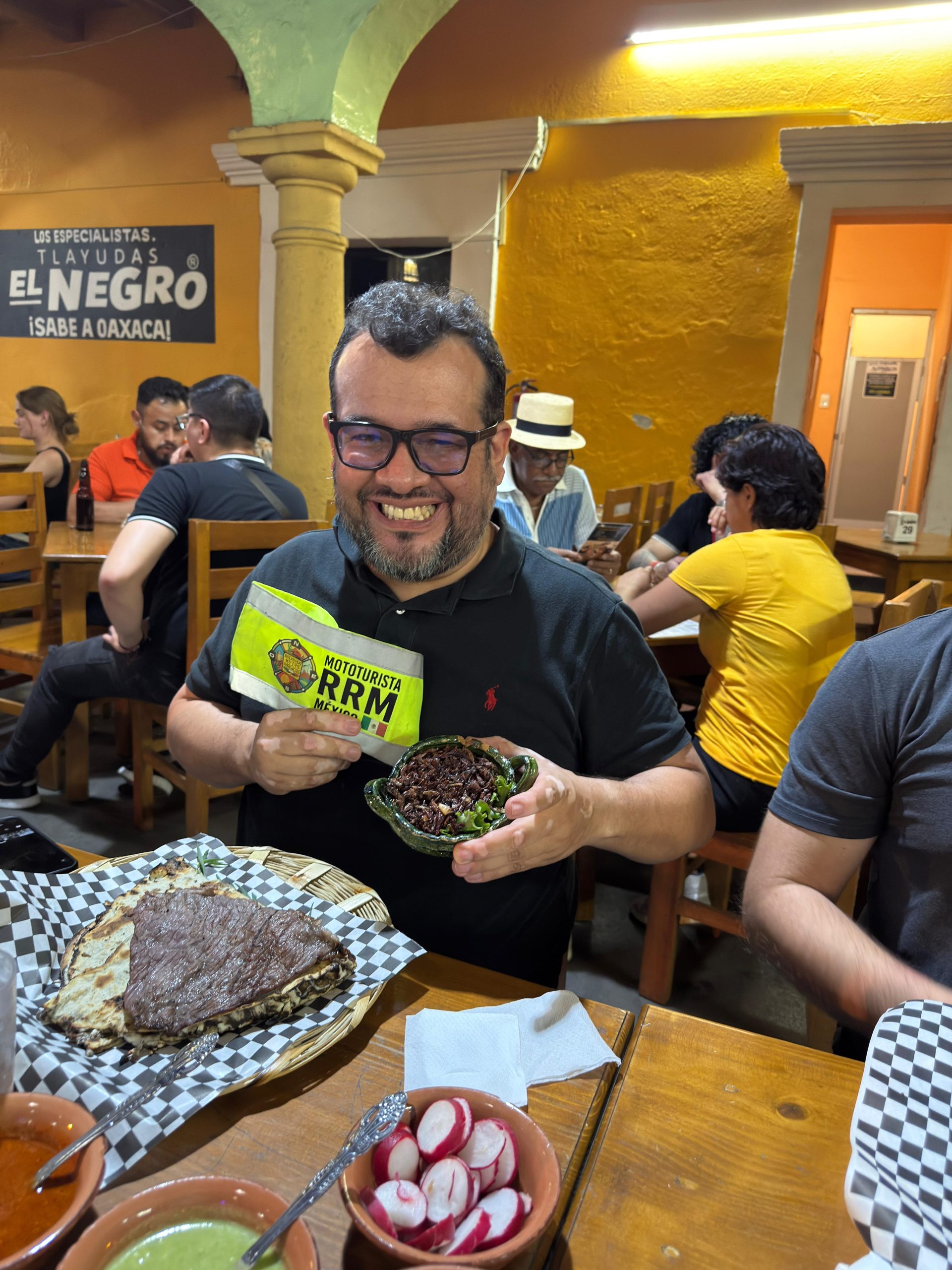 chapulines y tlayudas