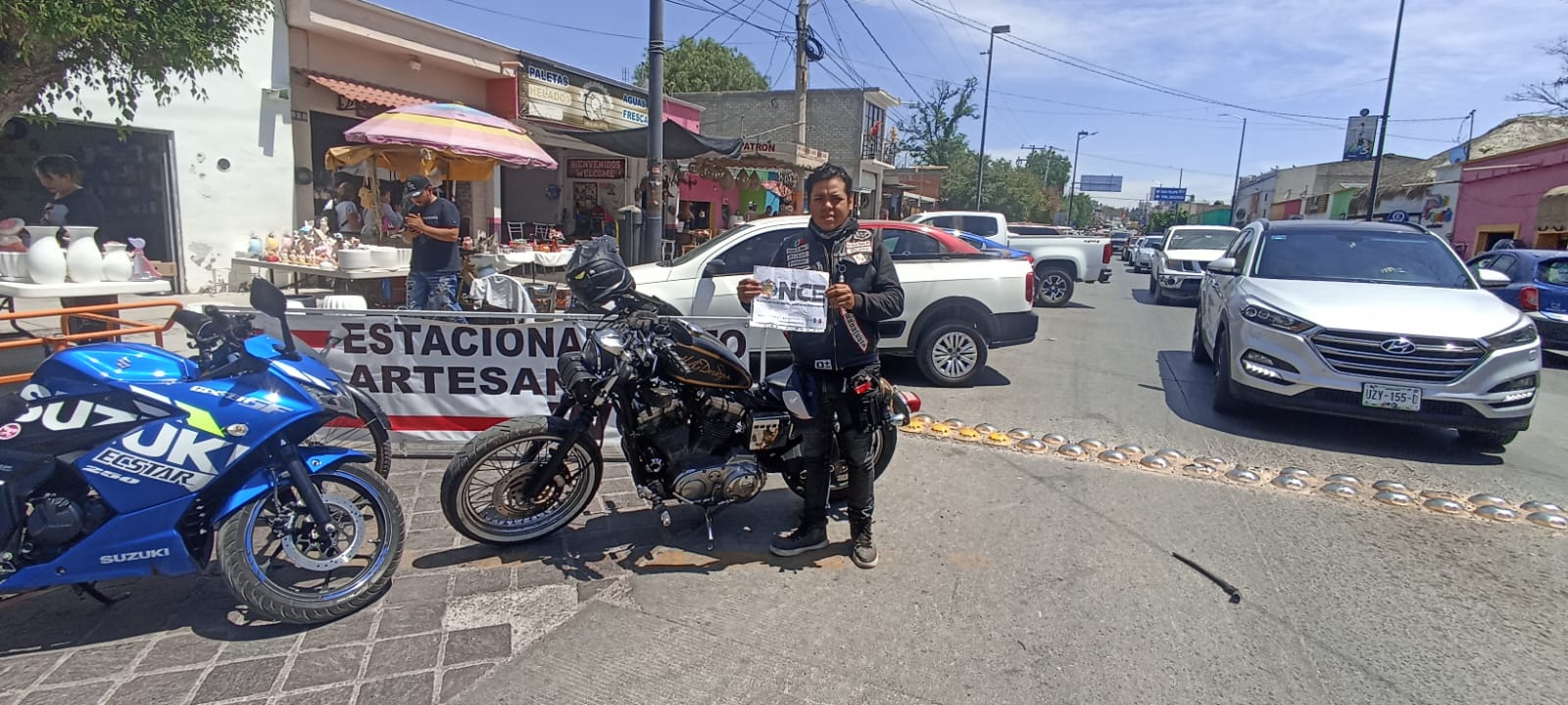10. Artesanias: Avenida de venta de artesanias en Dolores hidalgo, guanajuato.