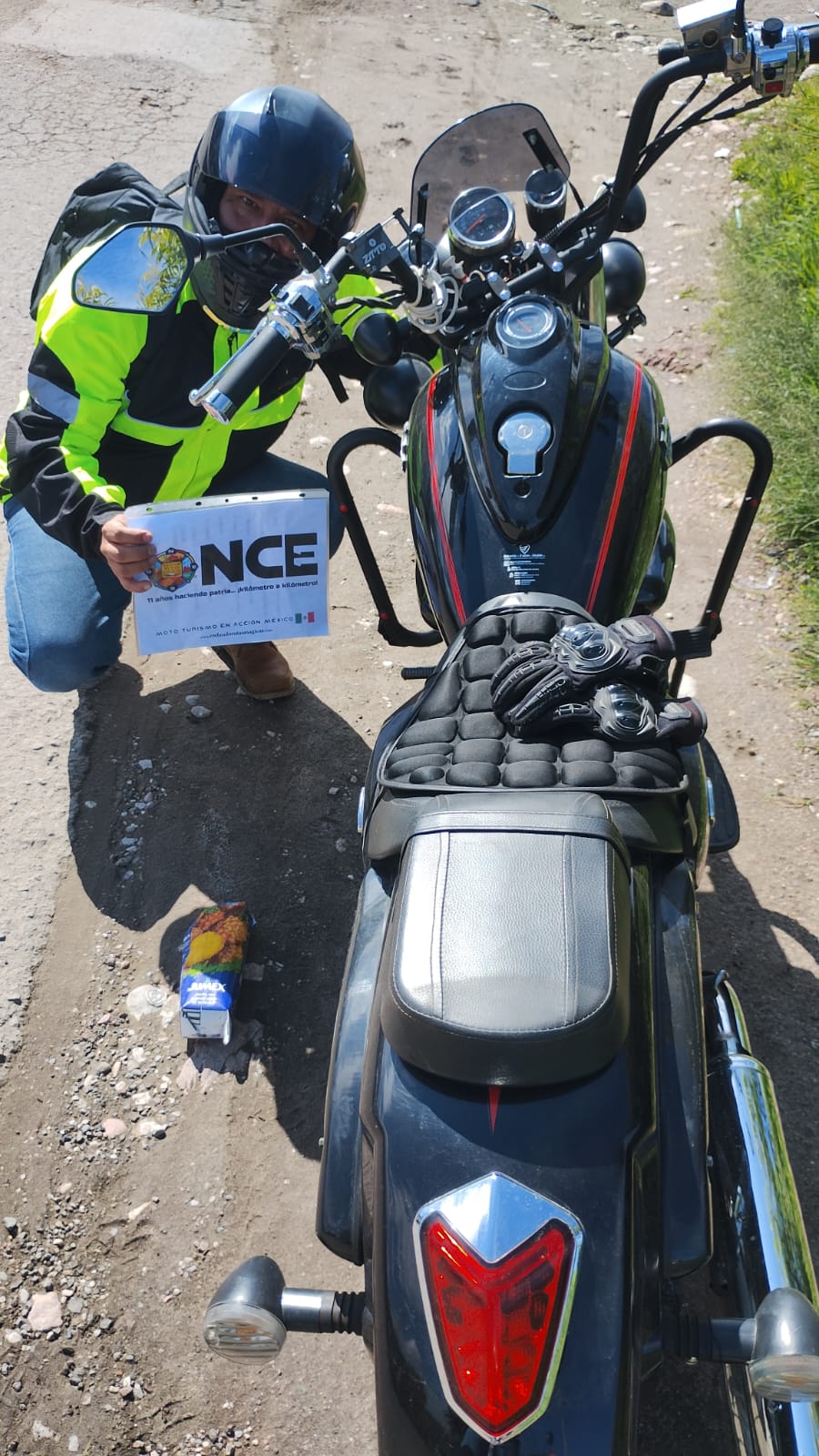 Jugo Jumex encontrado en el camino, objeto en ruta con “J”