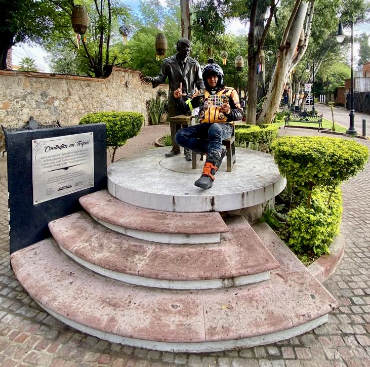 LA ESTATUA DEL PROFE