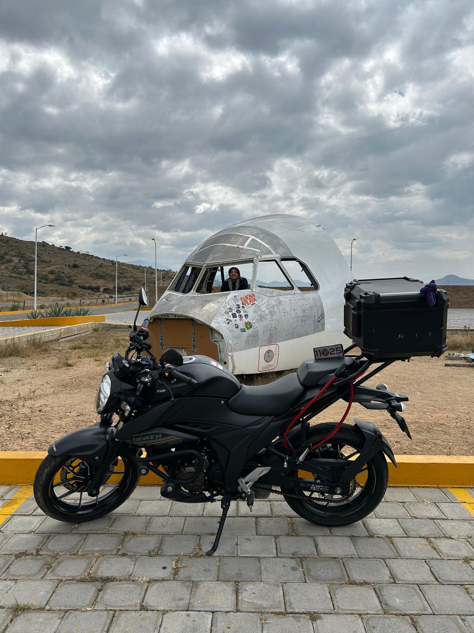 Cuando viajas a la luna en tus dos cohetes