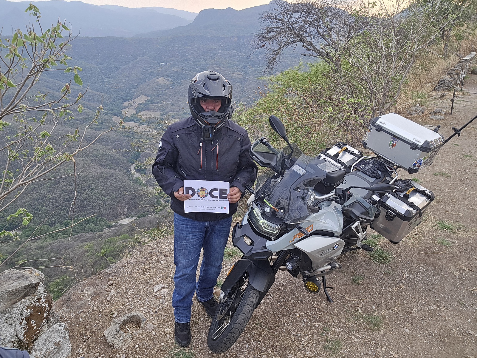 Postal #10 en cañon o barranca