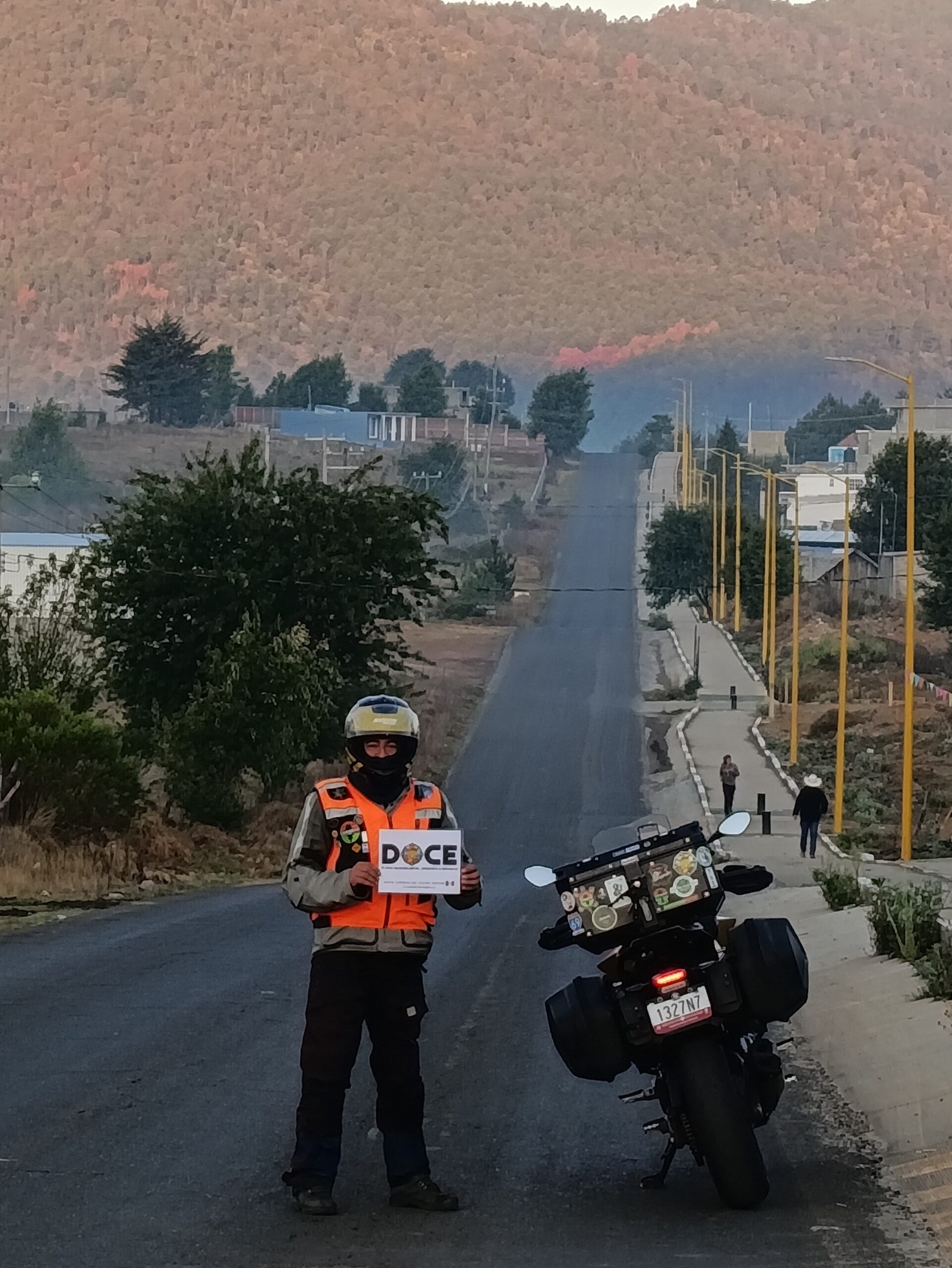 Postal Recta larga en carretera
